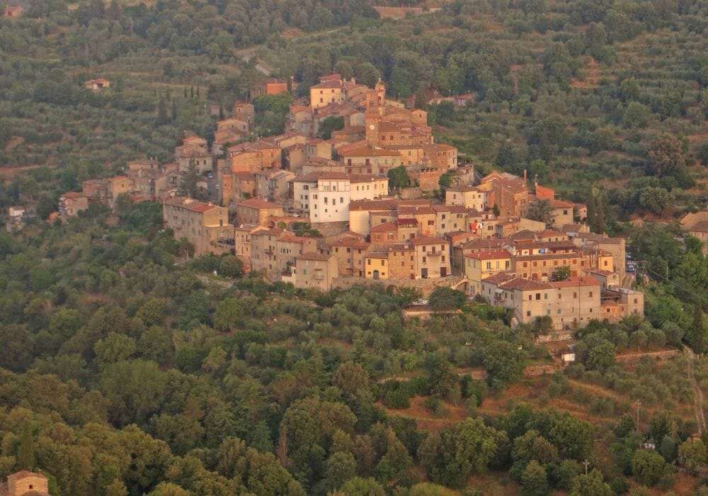 paese con tetti in cotto