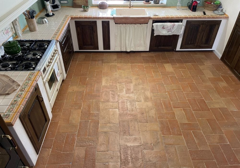 cucina con pavimento in cotto Fornace Cotto Umbro